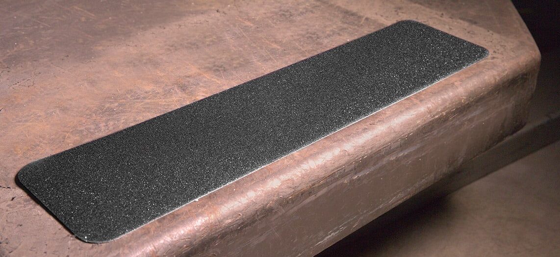 stop-the-slip-grit-tread-black-on-granite