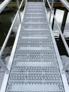 handitreads-gray-non-slip-aluminum-treads-ramp-boat-dock-application-600px